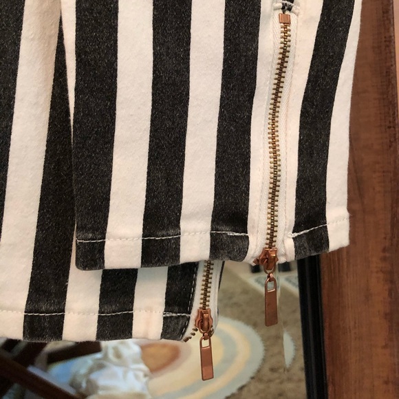 Mid-Rise Black and White Striped 7/8 Pants - Picture 3 of 10